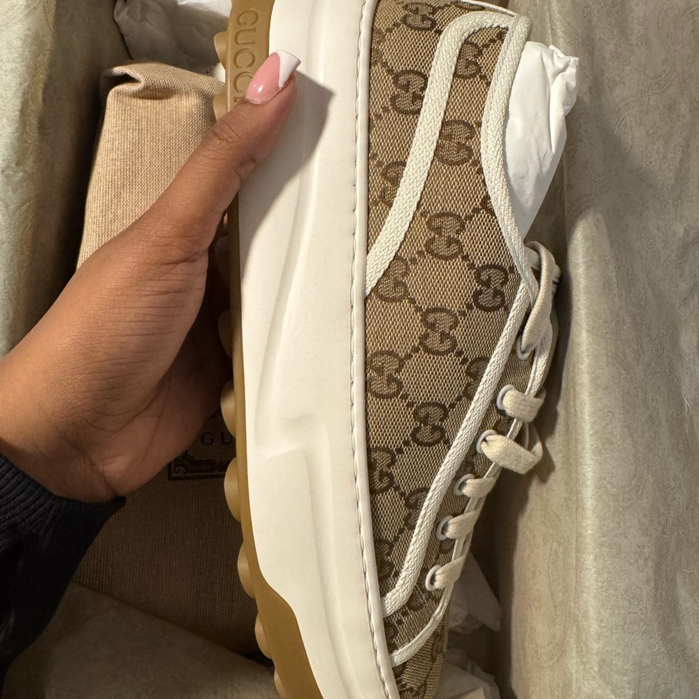 Brand new never worn Gucci sneakers size 10.5 fits a 10